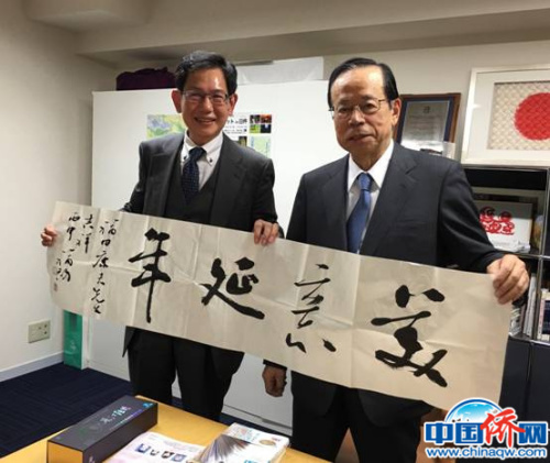 去拜訪日本前首相福田康夫并向其贈送中國書法作品（圖片均由作者提供）