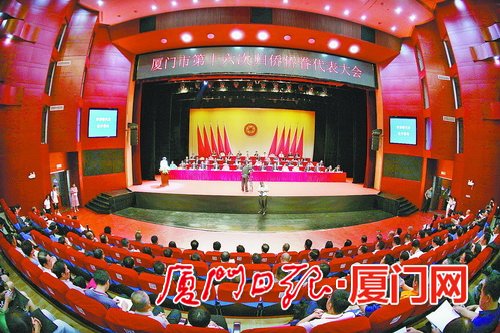 2017兩岸僑聯(lián)和平發(fā)展論壇·海峽兩岸暨香港澳門僑界圓桌峰會(huì)現(xiàn)場(chǎng)。(本報(bào)記者 吳爾婷 攝)