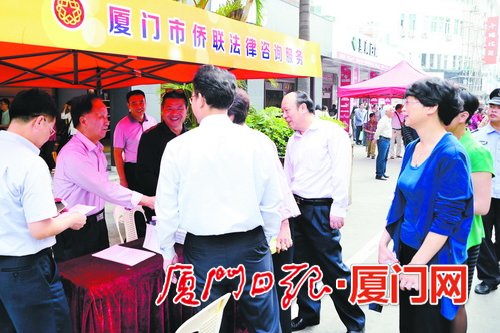 市僑聯(lián)法顧委無論是在“僑胞之家”定點(diǎn)定期的義務(wù)咨詢活動(dòng)還是在僑界舉辦大型活動(dòng)，都已成為市僑聯(lián)為僑服務(wù)的品牌。