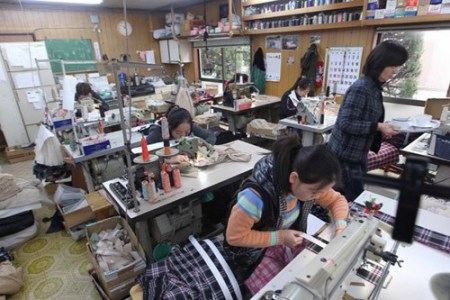 在日中國研修生多從事技術(shù)含量低的勞動密集型產(chǎn)業(yè)(圖片來源于網(wǎng)絡(luò)) 在日中國研修生多從事技術(shù)含量低的勞動密集型產(chǎn)業(yè)(圖片來源于網(wǎng)絡(luò))