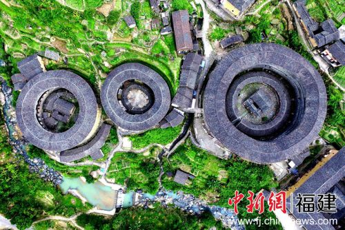 圓形土樓是客家土樓的典范，這種圓樓都由二、三圈組成，由內(nèi)到外，環(huán)環(huán)相套。王東明攝