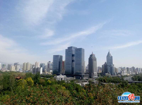 烏魯木齊紅山俯瞰市區(qū)。