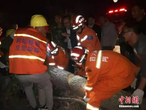 阿壩消防官兵趕赴震中，邊走邊清障邊救援。(圖片來源：<a target='_blank'  >中新網(wǎng)</a>)