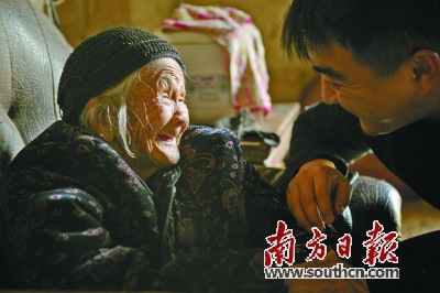 在紀錄電影《二十二》片中，韋紹蘭老人(左)在和導(dǎo)演郭柯交流