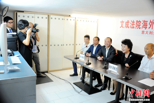 當?shù)貢r間8月24日，中國國務(wù)院僑務(wù)辦公室主任裘援平率團訪問意大利，看望當?shù)厝A僑華人。圖為裘援平當天走訪浙江文成遠程視頻法庭米蘭聯(lián)絡(luò)點，并通過視頻與遠在中國浙江省文成縣人民法院審判庭的工作人員連線。 <a target='_blank' >中新社</a>記者 彭大偉 攝