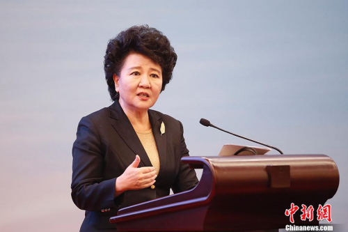 8月22日，國務(wù)院僑辦專家咨詢委員會大會在北京舉行，國務(wù)院僑辦主任裘援平在開幕式上致辭。本屆專家咨詢委員會由280位在經(jīng)濟、科技、教育、文化、法律、移民等領(lǐng)域有建樹、有貢獻的海內(nèi)外華僑華人杰出專家和知名涉僑研究學(xué)者組成。 <a target='_blank' >中新社</a>記者 盛佳鵬 攝