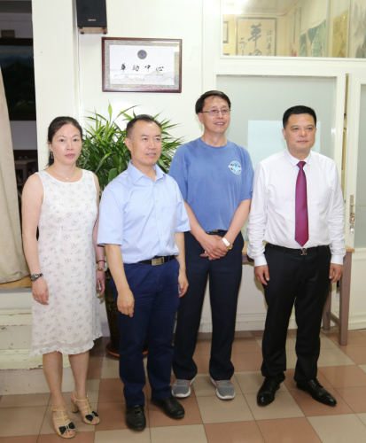 李成元、任俐敏、董曉燕與悉尼華助中心負責(zé)人周波在巴黎華助中心。（法國《歐洲時報》/黃冠杰 攝）