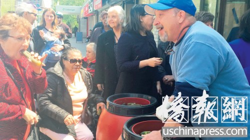 街坊高興地品嘗東歐傳統(tǒng)手工腌制的腌黃瓜。