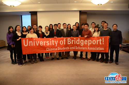 2015年2月，在 University of Bridgeport(橋港大學(xué)) Tower Room，駐紐約總領(lǐng)事館教育組徐永吉參贊、傅博領(lǐng)事、程序領(lǐng)事與橋港大學(xué)中國學(xué)生學(xué)者聯(lián)合會代表們座談會后合影。