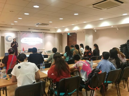 塞浦路斯華文教師認(rèn)真聽(tīng)課。