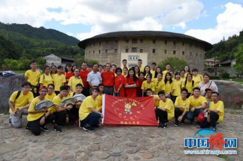 圖為營員們在永定客家土樓前合影留念。　劉永良 攝