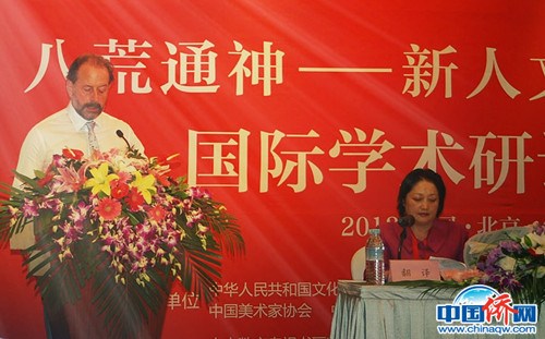 作者黎麗與新英格蘭俱樂(lè)部主席著名畫(huà)家杰森·鮑伊爾在北京參加中國(guó)畫(huà)國(guó)際理論研討會(huì)。