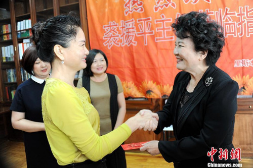 裘援平慰問從中國國內(nèi)選派至該校執(zhí)教的教師并向其“派紅包”。 <a target='_blank' >中新社</a>記者 彭大偉 攝