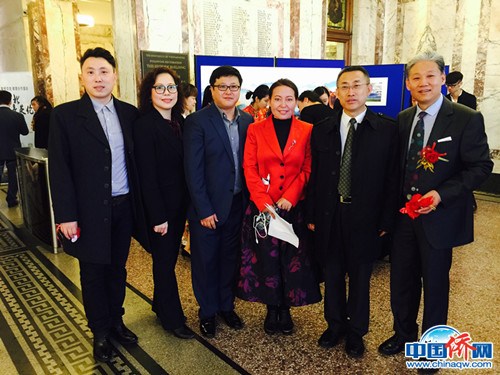 2015年組織“美麗河北，閃亮英倫”大型圖片展覽周，開幕式前在威斯敏斯特大學(xué)大廳，與李輝參贊和幾位僑界代表。(作者供圖)
