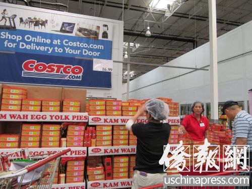工業(yè)市（Industry）好市多已經(jīng)開始銷售月餅。（美國(guó)《僑報(bào)》/翁羽 攝）