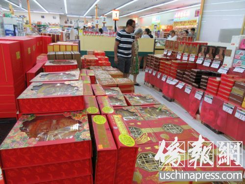 華人超市月餅花樣百出，顧客購(gòu)買更多是為了品嘗新奇口味。（美國(guó)《僑報(bào)》/翁羽 攝）