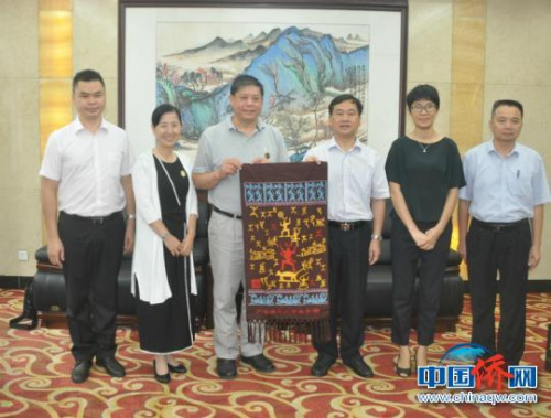 圖為與會(huì)人員合影留念?！×趾?攝