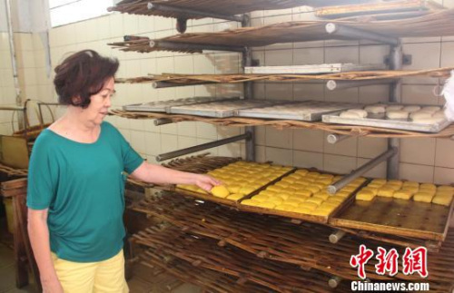 圖為林秀金介紹她的豆腐產(chǎn)品?！×钟纻?攝