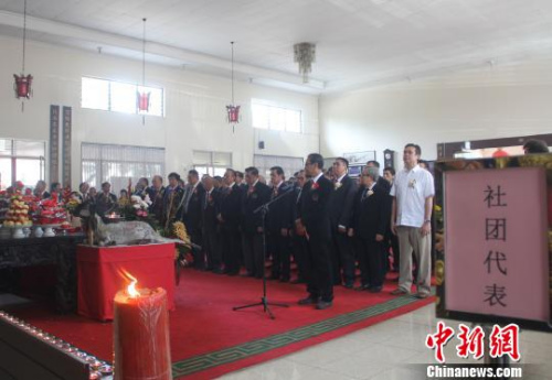 祭典現(xiàn)場(chǎng)?！×钟纻?攝