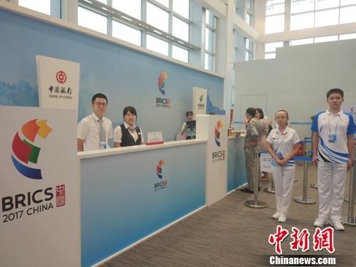 新聞中心里的志愿者。<a target='_blank'  >中新網</a>記者 李金磊 攝