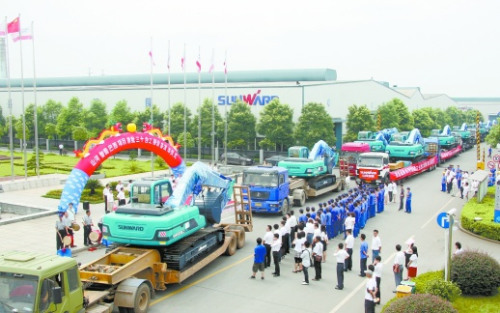  2010年7月16日，山河智能巴西項目首批30臺工程設(shè)備發(fā)車。（資料圖片） 通訊員 攝