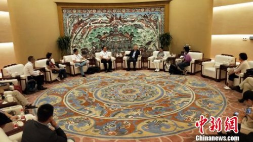 圖為海外華文媒體甘肅行采訪團(tuán)與敦煌研究院院長王旭東舉行座談會?！＄娦?攝
