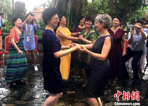 9月4日，聯(lián)合國(guó)教科文組織博科娃為廈門鼓浪嶼頒發(fā)世界遺產(chǎn)證書。圖為博科娃被鼓浪嶼社區(qū)音樂氣氛感染，博科娃翩翩起舞?！￡悙?攝