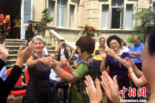 9月4日，聯(lián)合國(guó)教科文組織博科娃為廈門鼓浪嶼頒發(fā)世界遺產(chǎn)證書。圖為博科娃被鼓浪嶼社區(qū)音樂氣氛感染，博科娃翩翩起舞?！￡悙?攝