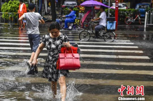 廣州出現(xiàn)“水浸街” 。陳驥旻 攝
