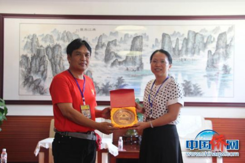 圖為印尼茂物同一學校校長蘇安宏與雷麗芳互換紀念品 林浩 攝 圖為印尼茂物同一學校校長蘇安宏與雷麗芳互換紀念品 林浩 攝