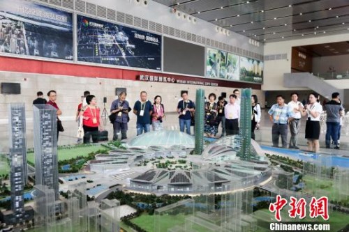 海外華文媒體代表參訪武漢國際博覽中心　張暢　攝