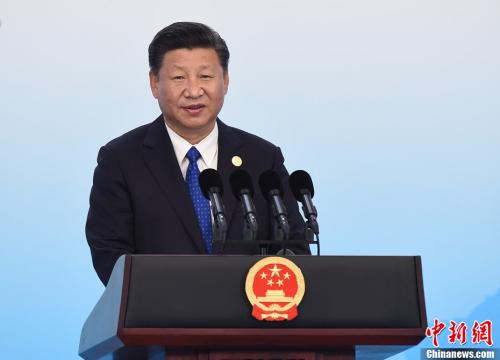 9月5日，中國(guó)國(guó)家主席習(xí)近平在廈門國(guó)際會(huì)議中心會(huì)見中外記者，介紹金磚國(guó)家領(lǐng)導(dǎo)人第九次會(huì)晤和新興市場(chǎng)國(guó)家與發(fā)展中國(guó)家對(duì)話會(huì)情況。<a target='_blank' >中新社</a>記者 侯宇 攝