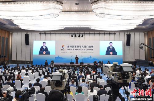 9月5日，中國(guó)國(guó)家主席習(xí)近平在廈門國(guó)際會(huì)議中心會(huì)見中外記者，介紹金磚國(guó)家領(lǐng)導(dǎo)人第九次會(huì)晤和新興市場(chǎng)國(guó)家與發(fā)展中國(guó)家對(duì)話會(huì)情況。<a target='_blank' >中新社</a>記者 侯宇 攝