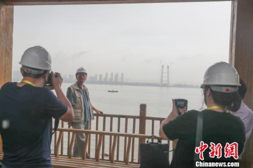海外華文媒體代表參觀楊泗港長江大橋工地　張暢　攝