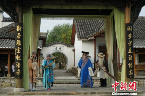圖為采訪團(tuán)在厚塘莊園欣賞戲曲?！侨A君　攝