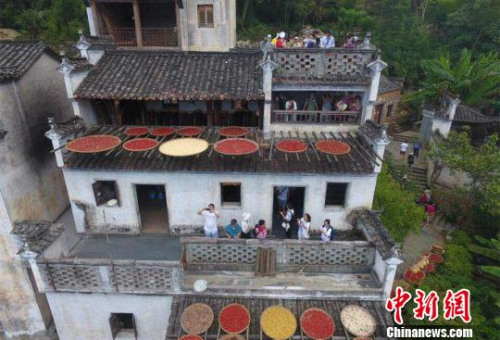 圖為采訪團(tuán)在婺源篁嶺村采訪。　劉占昆　攝