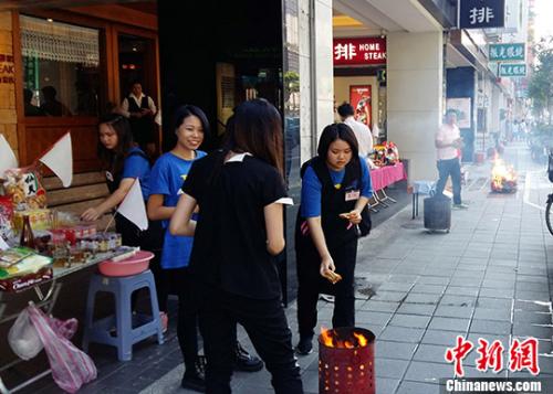 圖為處處可見民眾臨街?jǐn)[放祭祀品，點(diǎn)燃香火虔誠(chéng)祭拜，隨后給先人焚燒紙錢，祈求風(fēng)調(diào)雨順、家庭幸福，街頭節(jié)日氣氛非常濃厚。 <a target='_blank' >中新社</a>記者 蔣雪林 攝