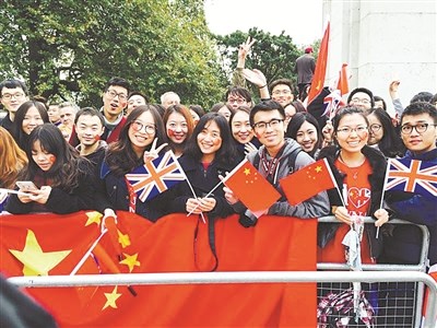 2015年10月，習(xí)近平主席訪英期間，寧波諾丁漢大學(xué)學(xué)生到白金漢宮前列隊(duì)歡迎。