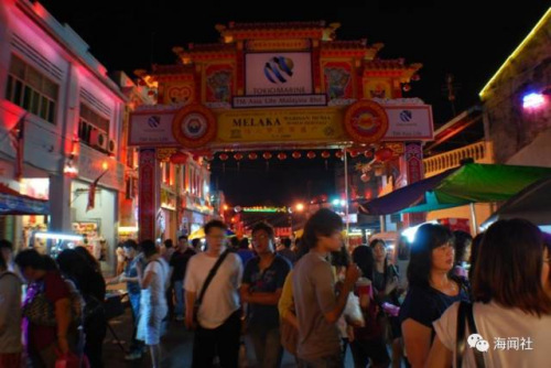 旅游業(yè)已成為馬來西亞第六大經(jīng)濟支柱，圖為馬六甲雞湯街