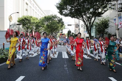 列隊(duì)行進(jìn)在日本中部都市名古屋繁華地段大津通(日本《中文導(dǎo)報》) 列隊(duì)行進(jìn)在日本中部都市名古屋繁華地段大津通(日本《中文導(dǎo)報》)
