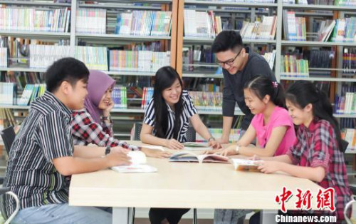 圖為八華學(xué)院的學(xué)生在學(xué)習(xí)探討。八華學(xué)院 供圖　八華學(xué)院 供圖　攝