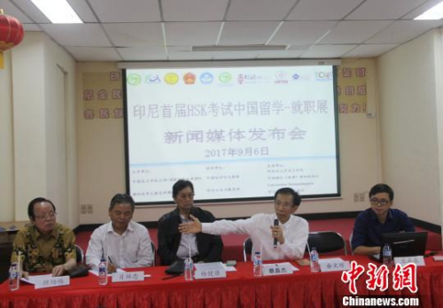 圖為雅加達(dá)華文教育協(xié)調(diào)機(jī)構(gòu)執(zhí)行主席蔡昌杰(右二)介紹展會情況?！×钟纻?攝