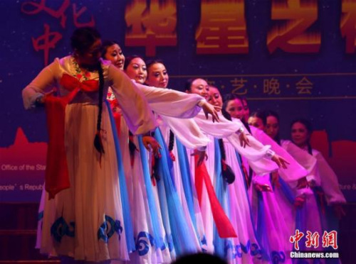 9月7日晚，由中國(guó)國(guó)務(wù)院僑辦主辦，中國(guó)駐悉尼總領(lǐng)事館、南海傳媒支持，悉尼華星藝術(shù)團(tuán)承辦的《文化中國(guó)·華星之夜》中秋文藝晚會(huì)在悉尼市政廳劇場(chǎng)隆重上演。圖為悉尼華星海之夢(mèng)藝術(shù)團(tuán)演出朝鮮舞《阿里郎》。<a target='_blank' >中新社</a>記者 賴海隆 攝