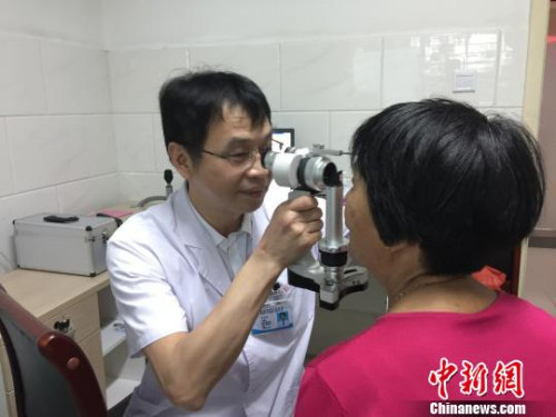 晉江市醫(yī)院眼科醫(yī)生林水龍為患者做術(shù)后復查?！∨ＰФY　攝