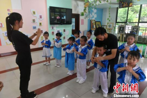 圖為詠春拳師傅指導小朋友學拳?！蚊?攝