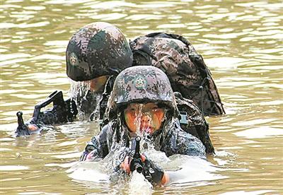 上圖：特種兵是特別有種的兵。只有經(jīng)過(guò)血與火、生與死的考驗(yàn)，才能成為無(wú)堅(jiān)不摧、無(wú)往不勝的沙場(chǎng)“戰(zhàn)狼”。本報(bào)記者 朱 達(dá)攝