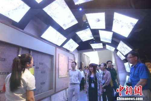 海外華文媒體高層參觀東江移民博物館?！±羁啤z