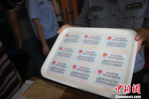 西安舉行外國人永久居留身份證頒發(fā)首發(fā)儀式。　阿琳娜 攝