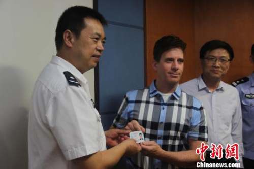 西安舉行外國人永久居留身份證頒發(fā)首發(fā)儀式?！“⒘漳?攝