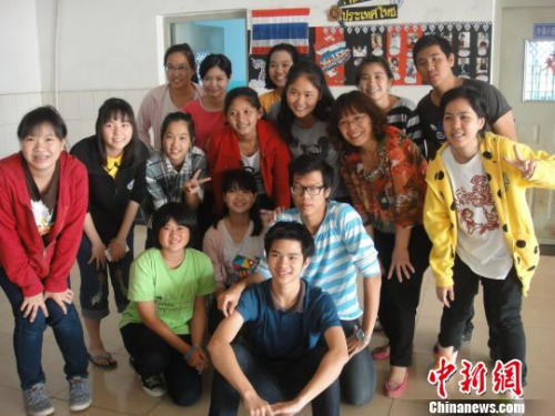 圖為外國留學生與中國教師在一起?！±钛蟆z